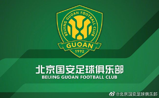 兴奋的年轻妈妈